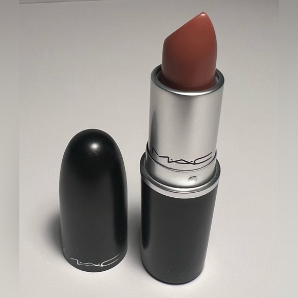MAC Matte Lipstick Yash - Picture 5 of 7
